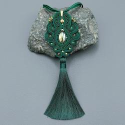 zielony wisior z sutaszu w stylu boho z chwostem - Wisiory - Biżuteria
