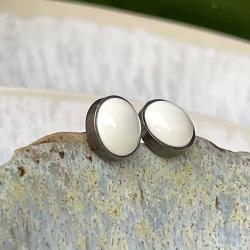 białe kolczyki,małe sztyfty,białe perły - Kolczyki - Biżuteria