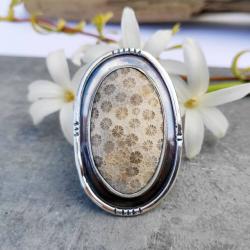 Elektryzujący pierścionek z koralem fossil - Pierścionki - Biżuteria