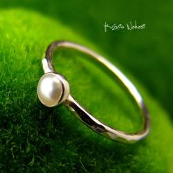 pierścionek srebrny z perłą,klasyczny,elegancki - Pierścionki - Biżuteria