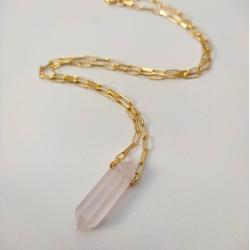 kobiecy złoty wisior z kwarcem różowym,bryłka - Naszyjniki - Biżuteria