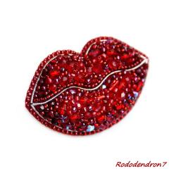 Red Lips subtelna błyszcząca broszka 3D usta - Broszki - Biżuteria