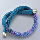 niebieski naszyjnik dla jasnowłosej