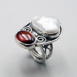 regulowany pierścionek z perłą i granatem - Pierścionki - Biżuteria