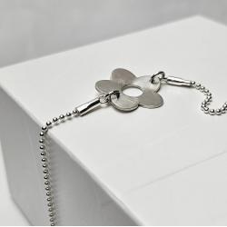 delikatna srebrna bransoletka z kwiatem - Bransoletki - Biżuteria