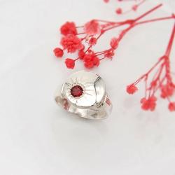 srebrny pierścionek z czerwonym granatem - Pierścionki - Biżuteria