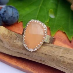 Delikatny pierścionek z brzoskwiniowym kamieniem - Pierścionki - Biżuteria