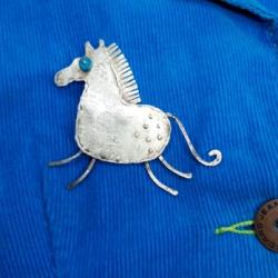 brykający koń,konik,broszka,dla miłośników koni - Broszki - Biżuteria