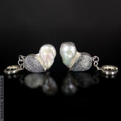 Wiszące srebrne kolczyki serca z białymi perłami - Kolczyki - Biżuteria