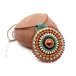 etno medalion kolorowy,haft koralikowy,uroczy - Naszyjniki - Biżuteria
