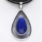 Atramentowa piękność-wisior z uroczym lapis lazuli