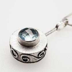 srebrny wisiorek z blue topazem - Wisiory - Biżuteria