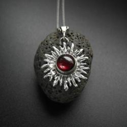 wisiorek,pomysł na prezent,srebrny z granatem - Wisiory - Biżuteria