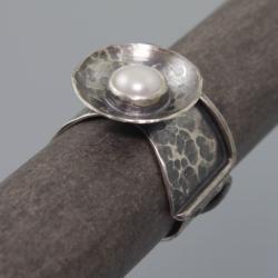 srebrny pierścionek z perłą,biżuteria artystyczna - Pierścionki - Biżuteria