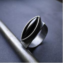 surowy pierścionek z onyksem,srebro,czarny - Pierścionki - Biżuteria