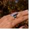 Pierścionki grawerowany srebrny pierścionek z chalcedonem