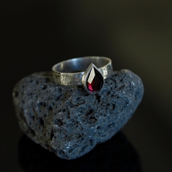 pierścionek z granatem,surowy,minimalistyczny, - Pierścionki - Biżuteria