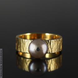 pierścionek perła,ryflowany,pozłacany,faktura - Pierścionki - Biżuteria