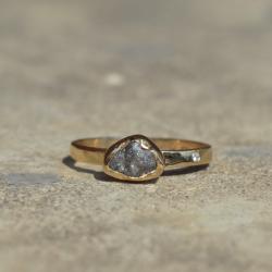 alternatywny złoty pierścionek z surowym diamentem - Pierścionki - Biżuteria