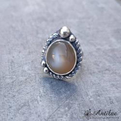 Zdobiony pierścionek z kamieniem księżycowym - Pierścionki - Biżuteria
