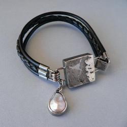 Surowa bransoletka z perłą na rzemieniach - Bransoletki - Biżuteria