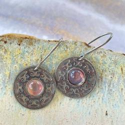 okrągłe kolczyki,różowy kwarc,zdobione kolczyki - Kolczyki - Biżuteria