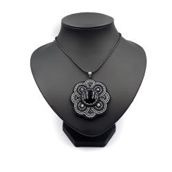 unikatowy krótki wisiorek,haft koralikowy - Wisiory - Biżuteria