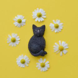 Broszka z wełny- czarny kotek - Broszki - Biżuteria
