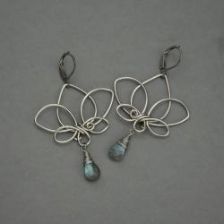długie kolczyki,kwiat lotosu,wire wrapping - Kolczyki - Biżuteria