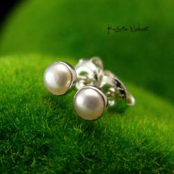 drobne kolczyki wkrętki z białymi perłami,klasyka - Kolczyki - Biżuteria