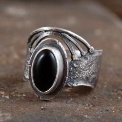 srebrny pierścionek z onyksem,mroczny,surowy - Pierścionki - Biżuteria