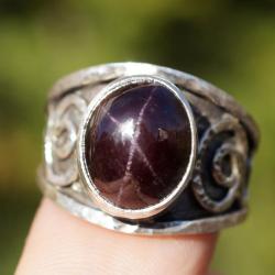 srebrny pierścionek z granatem gwiaździstym - Pierścionki - Biżuteria