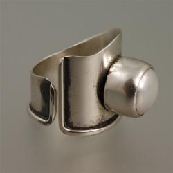 srebrny pierścionek na szerokiej obrączce z perłą - Pierścionki - Biżuteria