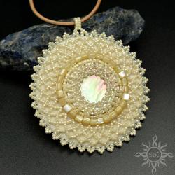 mandala,okrągły medalion,na lato,masa perłowa,beż - Wisiory - Biżuteria