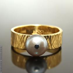 Złocony ryflowany pierścionek z szarą perłą,unikat - Pierścionki - Biżuteria