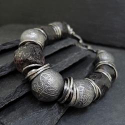 surowa masywna bransoleta ze srebra i granatów - Bransoletki - Biżuteria
